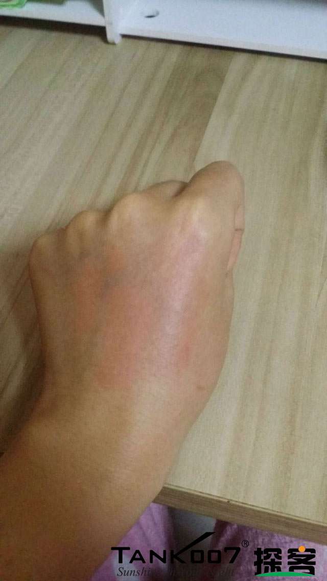 客戶買了紫光手電驗熒光劑，先拿面膜大姨媽巾開刀 