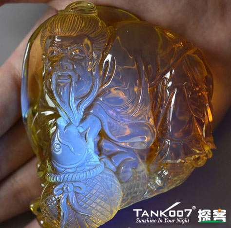 網(wǎng)上用紫光手電鑒定琥珀的帖子這么多，哪個(gè)是真假？