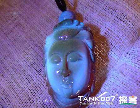 網(wǎng)上用紫光手電鑒定琥珀的帖子這么多，哪個(gè)是真假？
