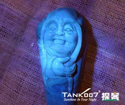 網(wǎng)上用紫光手電鑒定琥珀的帖子這么多，哪個(gè)是真假？