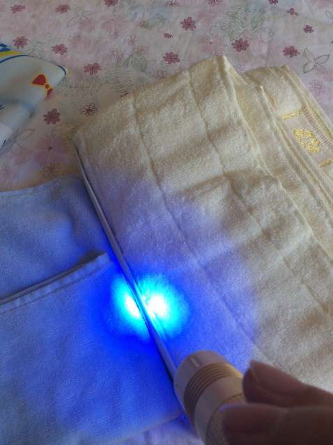  寶媽買了紫光手電，衣服上好多熒光劑，看的心慌害怕