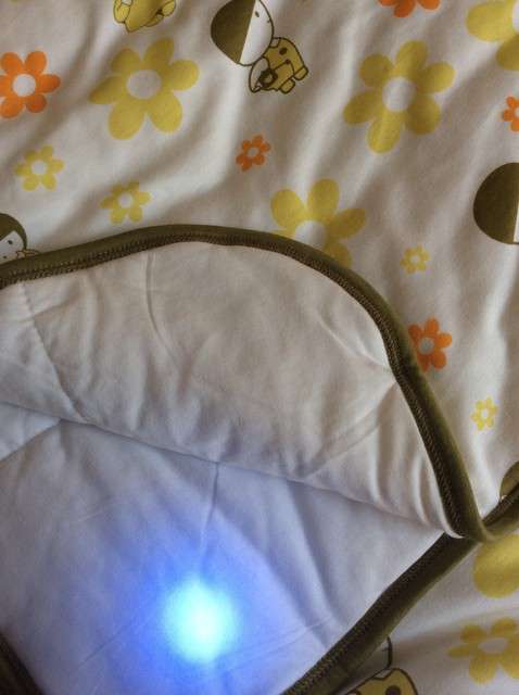  寶媽買了紫光手電，衣服上好多熒光劑，看的心慌害怕