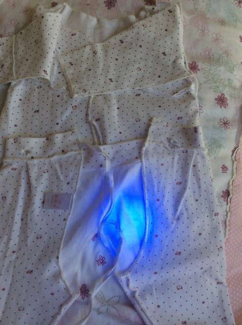  寶媽買了紫光手電，衣服上好多熒光劑，看的心慌害怕