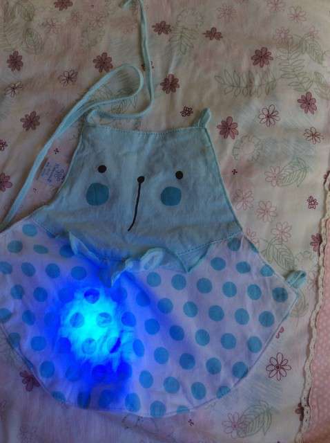  寶媽買了紫光手電，衣服上好多熒光劑，看的心慌害怕