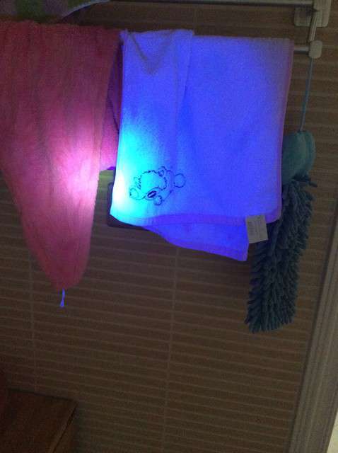  寶媽買了紫光手電，衣服上好多熒光劑，看的心慌害怕